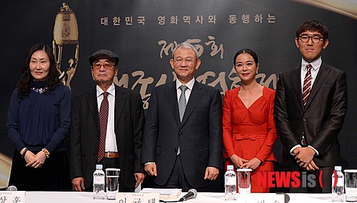 【서울=뉴시스】김인철 기자 = 17일 오전 서울 용산구 그랜드하얏트서울에서 열린 제50회 대종상영화제 2차 기자간담회에서 장혜진(왼쪽부터) 예심심사위원 대표, 문상훈 예심심사위원장, 이규태 대종상영화제 조직위원장, 홍보대사 조민수, 이준엽 예심심사위원 대표가 기념촬영을 하고 있다. 2013.10.17. yatoya@newsis.com