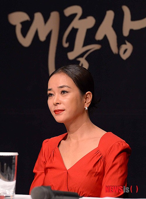 【서울=뉴시스】김인철 기자 = 17일 오전 서울 용산구 그랜드하얏트서울에서 열린 제50회 대종상영화제 2차 기자간담회에서 영화배우 조민수가 취재진 질문을 듣고 있다. 2013.10.17. yatoya@newsis.com