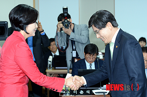 【과천=뉴시스】박상훈 기자 = 황교안 법무부 장관이 17일 오전 과천 법무부 청사에서 열린 국회 법제사법위원회 국정감사에서 박영선 위원장과 악수하고 있다. 2013.10.17.&nbsp; hyalinee@newsis.com