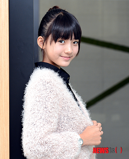 【서울=뉴시스】박영태 기자 =17일 오전 SBS드라마 '못난이 주의보' 등에 출연하고 아이스크림 소녀로 유명한 아역배우 정다빈이 서울 충무로 극동빌딩 뉴시스 본사를 찾아 인터뷰에 앞에 포즈를 취하고 있다. 2013.10.17.&nbsp; since1999@newsis.com