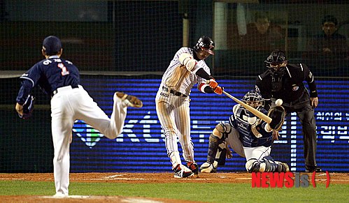 【서울=뉴시스】김인철 기자 = 17일 오후 서울 잠실야구장에서 열린 2013 프로야구 플레이오프 2차전 두산 베어스와 LG 트윈스의 경기에서 3회말 2사 3루 상황 LG 박용택이 1타점 적시타를 날리고 있다. 2013.10.17. yatoya@newsis.com