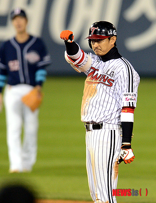 【서울=뉴시스】박영태 기자 =17일 오후 서울 잠실야구장에서 열린 2013 프로야구 플레이오프 2차전 LG 트윈스와 두산 베어스의 경기 LG 2회말 2사 3루 1번 박용택이 1타점 안타를 날리고 2루에서 환호하고 있다. 2013.10.17. since1999@newsis.com