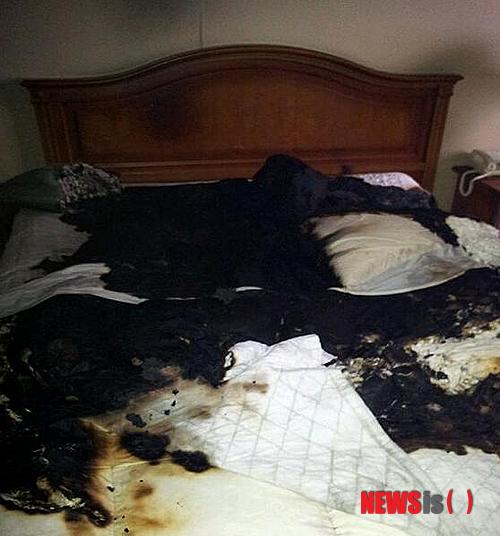 【정선=뉴시스】홍춘봉 기자 = 강원랜드 호텔 객실에서 방화 등의 방법으로 자살을 시도했다가 미수에 그친 ‘황당 자살기도사건’이 최근 수개월간 2건이 발생했다. 사진은 지난 6월 11일 강원랜드호텔의 한 객실에서 고객의 방화로 불에 탄 침대시트 모습. 2013.10.18. (사진=정선소방서 제공)&nbsp;&nbsp;&nbsp;&nbsp; photo@newsis.com&nbsp; 