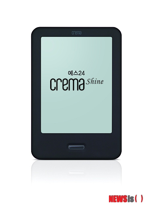 【서울=뉴시스】이재훈 기자 = 인터넷서점 예스24(대표 김기호)가 전자책 단말기 '크레마 샤인'을 출시했다.&nbsp; 전자책 공급업체인 한국이퍼브를 통해 나온 크레마 샤인은 지난해 9월 선보인 크레마 터치의 후속 제품이다.&nbsp; 어두운 곳에서도 전자책을 읽을 수 있도록 HD 해상도의 전자잉크(e-ink) 패널에 'LED 프런트 라이트'를 탑재, 독서 편의성을 극대화한 것이 가장 큰 특징이다.&nbsp; 안드로이드 4.0 아이스크림 샌드위치(ICS)를 운영체계로 사용한다. 512MB의 메모리와 8GB의 저장공간을 갖췄다. 크레마 터치(215g)보다 30g 적은 185g의 무게로 부쩍 가벼워졌다.&nbsp; 크레마 샤인을 통해 2만권 이상의 체험판 및 무료도서를 포함해 총 10만여권의 전자책(eBook)을 볼 수 있다. 한국출판콘텐츠(KPC)와 1300여 출판사가 제공하는 다양한 신간도 제공한다.&nbsp; 현재 7500여대가 판매되는 등 인기를 끌고 있다.&nbsp; 이선재 예스24 마케팅본부 선임팀장은 "독자들에게 가격 경쟁력을 갖춘 양질의 콘텐츠를 제공하기 위해 여러 출판사의 도서를 한 데 묶은 에디션 시리즈 출시를 비롯해 로맨스, 판타지, 무협 소설을 연재하는 e연재 서비스를 크레마 샤인에서 제공하는 등 최선의 노력을 하고 있다"고 전했다.&nbsp;&nbsp; 크레마 샤인은 예스24 홈페이지(www.yes24.com)에서 판매한다. 정가는 14만9000원이나 다양한 할인혜택을 받을 수 있다.&nbsp; realpaper7@newsis.com 