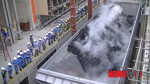 【서울=뉴시스】포스코가 인도네시아에 건설 중인 일관제철소 크라카타우포스코의 임직원들이 지난 8일 첫 생산된 코크스 광을 지켜보고 있다. (사진= 크라카타우포스코 제공)&nbsp;&nbsp;&nbsp; photo@newsis.com