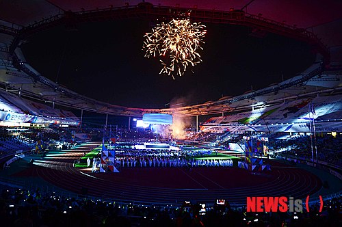 【인천=뉴시스】전신 기자 = 18일 오후 인천 문학경기장에서 열린 제94회 전국체육대회 개회식에서 성화점화 후 불꽃이 터지고 있다. 2013.10.18.&nbsp; photo1006@newsis.com