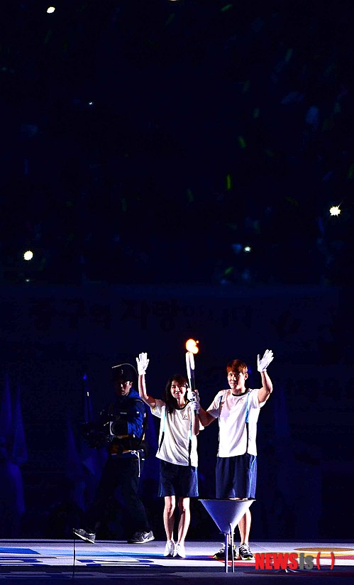 【인천=뉴시스】전신 기자 = 18일 오후 인천 문학경기장에서 열린 제94회 전국체육대회 개회식에서 성화 마지막 점화자로 나선 박태환과 이시영이 손을 흔들고 있다. 2013.10.18.&nbsp; photo1006@newsis.com