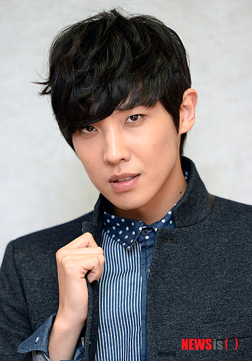 【서울=뉴시스】조성봉 기자 = 영화 ‘배우는 배우다’에서 주연을 맡은 그룹 엠블랙의 이준이 18일 오후 서울 중구 충무로 뉴시스 본사에서 인터뷰를 갖기 전 포즈를 취하고 있다. 2013.10.18. suncho21@newsis.com