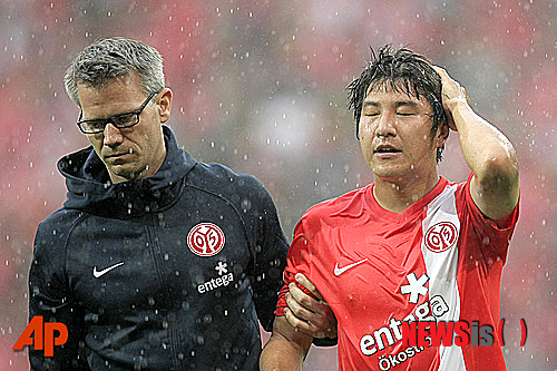 【마인츠=AP/뉴시스】박주호(26·마인츠)가 19일 오후 10시30분(한국시간) 독일 뮌헨의 알리안츠 아레나에서 열린 바이에른 뮌헨과의 2013~2014시즌 독일 프로축구 분데스리가 9라운드 원정경기에서 후반 12분 교체 투입돼 33분을 활약했지만 팀의 1-4 패를 막지 못했다. 사진은 지난 8월24일 볼프스부르크와의 리그 경기 도중 머리에 부상을 입어 의료진과 함께 그라운드를 빠져나오고 있는 박주호의 모습.2013.10.20. 