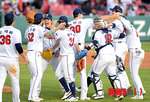 【서울=뉴시스】한국시리즈에 진출한 두산 베어스는 준플레이오프부터 시작해 한국시리즈 우승을 일궈낸 2001년을 떠올리고 있다. 사진은 지난 20일 잠실구장에서 열린 LG 트윈스와의 플레이오프 4차전에서 5-1로 승리한 후 기뻐하는 두산 선수들의 모습. (사진 = 뉴시스 DB)