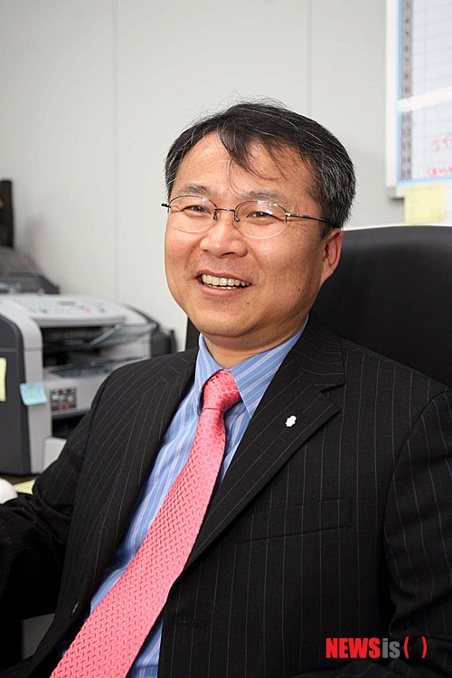 【전주=뉴시스】김운협 기자 = 21일 전북대학교는 환경생명자원대학 생명공학부 이귀재 교수가 한국자원식물학회 차기 회장에 선출됐다고 밝혔다. 2013.10.21. (사진=전북대학교 제공)&nbsp; photo@newsis.com