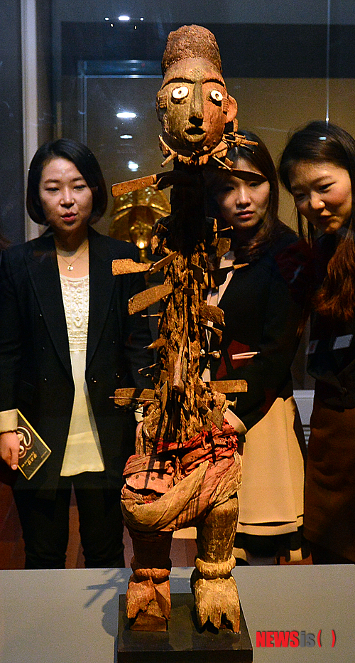 【서울=뉴시스】조종원 기자 = 21일 오전 서울 용산구 국립중앙박물관에서 열린 콩고강-중앙아프리카의 예술전 공개회에서 취재진을 비롯한 관계자들이 유물들을 관람 하고 있다.&nbsp; 중앙아프리카의 문화를 소개하는 콩고강-중앙아프리카의 예술전은 그동안 국내에 단편적으로 소개되었던 이 지역의 예술적 성과를 알리고 우리의 문화적 시야를 넓히기 위해 마련되었으며 오는 22일부터 2014년 1월 19일까지 개최된다. 2013.10.21.&nbsp; choswat@newsis.com