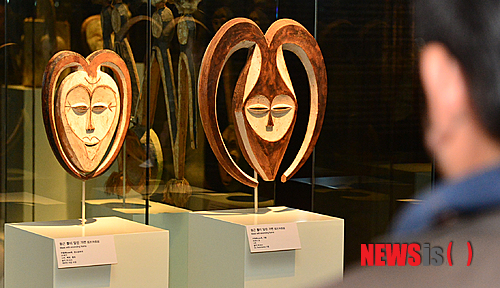 【서울=뉴시스】조종원 기자 = 21일 오전 서울 용산구 국립중앙박물관에서 열린 콩고강-중앙아프리카의 예술전 공개회에서 취재진을 비롯한 관계자들이 유물들을 관람하고 있다.&nbsp; 중앙아프리카의 문화를 소개하는 콩고강-중앙아프리카의 예술전은 그동안 국내에 단편적으로 소개되었던 이 지역의 예술적 성과를 알리고 우리의 문화적 시야를 넓히기 위해 마련되었으며 오는 22일부터 2014년 1월 19일까지 개최된다. 2013.10.21.&nbsp; choswat@newsis.com