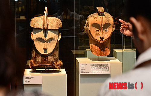 【서울=뉴시스】조종원 기자 = 21일 오전 서울 용산구 국립중앙박물관에서 열린 콩고강-중앙아프리카의 예술전 공개회에서 취재진을 비롯한 관계자들이 유물들을 관람 하고 있다.&nbsp; 중앙아프리카의 문화를 소개하는 콩고강-중앙아프리카의 예술전은 그동안 국내에 단편적으로 소개되었던 이 지역의 예술적 성과를 알리고 우리의 문화적 시야를 넓히기 위해 마련되었으며 오는 22일부터 2014년 1월 19일까지 개최된다. 2013.10.21.&nbsp; choswat@newsis.com