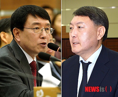 【서울=뉴시스】강진형 기자 = 조영곤(왼쪽) 서울중앙지방검찰청 검사장과 국정원 댓글사건 수사팀장이었던 윤석열 여주지청장이 21일 오전 서울 서초구 서초동 서울고등검찰청에서 열린 법사위 2013년도 서울고등검찰청, 서울중앙지검 등 검찰산하 기관 국정감사에서 의원들의 질문에 답하고 있다. 2013.10.21.&nbsp;&nbsp; marrymero@newsis.com