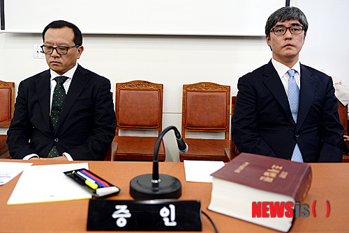 【서울=뉴시스】조성봉 기자 = 전두환 전 대통령의 장남 전재국씨와 김선용(오른쪽) 코랄리스 인베스트먼트 대표가&nbsp; 21일 오후 서울 종로구 국세청에서 열린 국회 기획재정위원회의 국세청에 대한 국정감사에 증인으로 참석하고 있다. 2013.10.21.&nbsp;&nbsp; suncho21@newsis.com