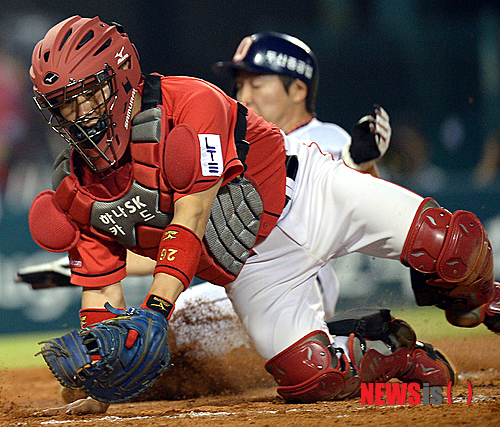 【서울=뉴시스】은퇴 선언 후 퓨처스팀 감독으로 변신한 박경완. 