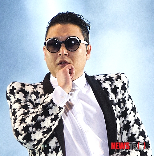 【서울=뉴시스】이재훈 기자 = '강남스타일'의 월드스타 싸이(36)가 세계 최대 영상사이트 유튜브의 첫 글로벌 시상식 '유튜브 뮤직 어워즈'에서 3개 부문 후보가 됐다.&nbsp; 22일 유튜브에 따르면, 지난해와 올해 '강남스타일'과 '젠틀맨'을 연달아 히트시킨 싸이는 11월3일 오후 6시(현지시간) 미국 뉴욕에서 열리는 시상식에서 '올해의 뮤직비디오' '올해의 아티스트' '유튜브 트렌드'에 노미네이트됐다.&nbsp; 음악 원곡을 재해석해 사용자들의 호평을 받은 영상에 수여하는 '올해의 인기 패러디' 부문에도 한국계 여성 듀오 '제이에스리(Jeyesslee)'가 부른 '강남스타일' 영상이 후보로 포함됐다.&nbsp; 유튜브는 "싸이 관련 영상이 총 4개 부문의 후보로 포함된만큼 최다 수상 가능성에 대한 관심이 높아지고 있다"고 기대했다.&nbsp;&nbsp; 한류그룹 '소녀시대'는 올해 초 발매한 정규 4집 타이틀곡 '아이 갓 어 보이(I Got A Boy)'로 '올해의 뮤직비디오' 부문 후보에 이름을 올렸다.&nbsp; 이에 따라 세계 최고 인기 뮤직비디오를 선정하는 부문에 아시아에서는 유일하게 한국의 뮤지션 두 팀이 포함됐다.&nbsp;&nbsp;&nbsp; '유튜브 뮤직 어워즈'는 1년 동안 세계 유튜브 사용자들에게 사랑을 받은 뮤지션과 음악을 선정하는 시상식이다. 한국의 기아자동차가 글로벌 공식 파트너로 후원한다.&nbsp; ▲올해의 뮤직비디오 상 ▲올해의 아티스트 상 ▲유튜브 인기 패러디 상 ▲유튜브 트렌드 상 ▲유튜브 도약 상 ▲유튜브 이노베이션 상 부문을 시상한다.&nbsp; 뉴욕에서 열리는 본 시상식과 주요 도시별 공연으로 구성된다. 11월3일 오후 7시 경기 고양 일산 킨텍스에서 펼쳐지는 한국 공연을 시작으로 일본 도쿄, 러시아 모스크바, 영국 런던, 브라질 리우데자네이루에서 잇따라 공연이 열린다. 모든 공연은 유튜브 채널(youtube.com/musicawards)을 통해 생중계된다.&nbsp; 한국 공연에서는 '샤이니'와 '씨스타', '미쓰에이' '포미닛' 등 한류그룹부터 핑거스타일 기타리스트로 성장한 유튜브 스타 정성하, 대만 가수 루오즈샹도 참여한다. 그룹 '2PM'의 택연, 그룹 '엑소'의 크리스, 미쓰에이의 민, VJ 사이먼과 마티나가 사회를 본다.&nbsp; 이 공연의 입장권은 구글코리아 구글플러스 페이지, 블로그 및 유튜브 한국 블로그를 통해 무료로 신청할 수 있다.&nbsp;&nbsp; 미국 뉴욕 피어36에서 펼쳐지는 공연 및 시상식에는 힙합스타 에미넘과 팝스타 레이디 가가, 캐나다의 7인 혼성 인디록밴드 '아케이드 파이어', 스웨덴의 하우스 음악 DJ 아비치 등이 나온다.&nbsp;&nbsp; realpaper7@newsis.com 