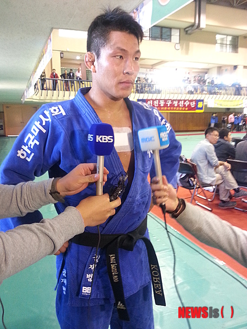 【인천=뉴시스】오동현 기자 = 2012런던올림픽 금메달 리스트 김재범(28·제주)이 22일 인천 동부학생체육관에서 열린 제94회 전국체육대회 유도 남자 일반부 81㎏이하급에서 정상을 차지한 뒤 소감을 밝히고 있다. 