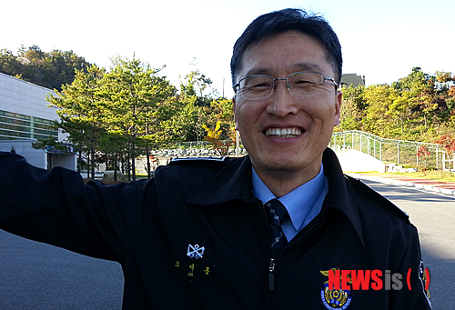 【영월=뉴시스】홍춘봉 기자 = 오세홍 영월교도소장은 “수형자들의 자치제가 정착되면서 교정기관의 새로운 롤 모델이 되고 있다”고 말했다. 사진은 오 소장이 지난 18일 교도소에서 아름다운 주변 경관을 설명하고 있다. 2013.10.23. casinohong@newsis.com