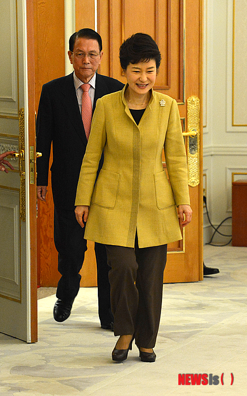 【서울=뉴시스】김영욱 기자 = 박근혜 대통령이 지난 2013년 10월23일 청와대에서 지방자치발전위원회 위촉식을 갖기 위해 김기춘 비서실장과 함께 입장하고 있다. 2013.10.23. mirage@newsis.com