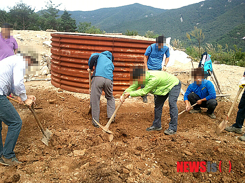 【밀양=뉴시스】안지율 기자 = 23일 경남 밀양 송전탑 갈등과 관련해 지난 6일 뉴시스가 단독 보도한 '구덩이 판 사람은 통진당 당원들' 제목의 기사를 뒷받침하는 사진을 입수했다. 사진은 통진당 당원 5~6명이 지난 5일 삽과 곡괭이를 들고 구덩이를 파고 있으며 한 명은 바닥에 쭈그리고 앉아 웃고 있다. 2013.10.23. (사진=밀양 765kv OUT사이트 켑쳐)&nbsp;&nbsp;&nbsp; alk9935@newsis.com&nbsp; 
