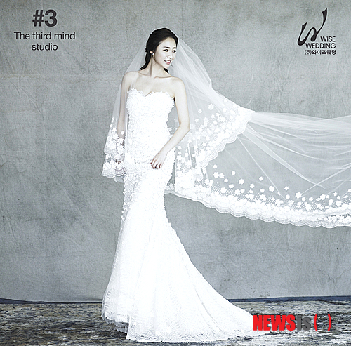 【서울=뉴시스】오제일 기자 = KBS 장수연(31) 아나운서가 11월9일 오후 1시 서울의 호텔에서 사업가(33)와 결혼식을 올린다.&nbsp;&nbsp; 와이즈웨딩은 23일 이들의 웨딩사진을 공개하며 이 같이 전했다.&nbsp; 두 사람은 지인의 소개로 만나 사랑을 키워왔다.&nbsp; 장수연은 2002년 미스코리아 선발대회 부산 미 출신이다. 2007년 KBS에 아나운서로 입사, 1TV '뉴스9' 주말 앵커를 맡고 있다.&nbsp;&nbsp; kafka@newsis.com