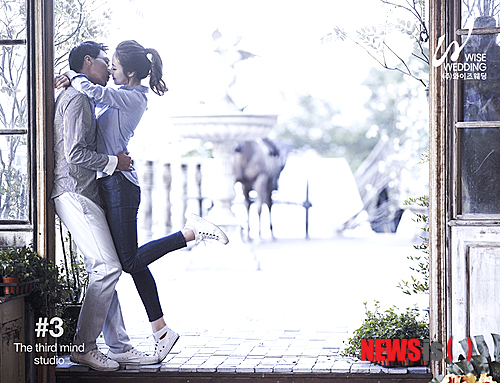 【서울=뉴시스】오제일 기자 = KBS 장수연(31) 아나운서가 11월9일 오후 1시 서울의 호텔에서 사업가(33)와 결혼식을 올린다.&nbsp;&nbsp; 와이즈웨딩은 23일 이들의 웨딩사진을 공개하며 이 같이 전했다.&nbsp; 두 사람은 지인의 소개로 만나 사랑을 키워왔다.&nbsp; 장수연은 2002년 미스코리아 선발대회 부산 미 출신이다. 2007년 KBS에 아나운서로 입사, 1TV '뉴스9' 주말 앵커를 맡고 있다.&nbsp;&nbsp; kafka@newsis.com