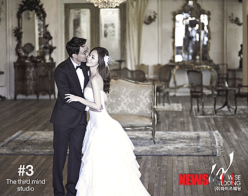 【서울=뉴시스】오제일 기자 = KBS 장수연(31) 아나운서가 11월9일 오후 1시 서울의 호텔에서 사업가(33)와 결혼식을 올린다.&nbsp;&nbsp; 와이즈웨딩은 23일 이들의 웨딩사진을 공개하며 이 같이 전했다.&nbsp; 두 사람은 지인의 소개로 만나 사랑을 키워왔다.&nbsp; 장수연은 2002년 미스코리아 선발대회 부산 미 출신이다. 2007년 KBS에 아나운서로 입사, 1TV '뉴스9' 주말 앵커를 맡고 있다.&nbsp;&nbsp; kafka@newsis.com