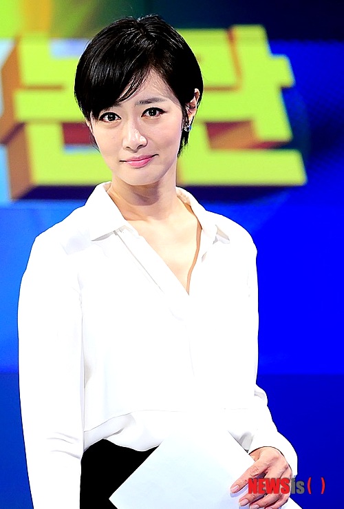 【서울=뉴시스】유상우 기자 = 김주하(40) MBC 전 앵커가 결혼 9년 만에 파경을 맞았다.&nbsp; 23일 법조계에 따르면, 김주하는 남편 강필구(43)씨를 상대로 이혼 및 양육자 지정을 청구하는 소송을 지난달 서울가정법원에 제기했다.&nbsp; MBC의 간판 앵커로 활약해온 김주하는 2004년 외국계 증권사에 근무하는 강씨와 결혼했다. 2006년 아들, 2011년 딸을 낳았다.&nbsp; 김주하는 둘째 출산 이후 1년8개월 간 휴직했다가 방송에 복귀하는 과정에서 강씨와 불화를 겪은 것으로 알려졌다. 김주하는 지난 4월 MBC 보도국으로 복귀했으나 뉴미디어국 인터넷뉴스부로 발령이 났다.&nbsp; 앞서 김주하는 지난 1월 남편과 영화 ‘남쪽으로 튀어’ VIP 시사회에 참석하기도 했다. 김주하의 남편은 가수 송대관(67)의 처조카다.&nbsp; MBC 측은 “이혼은 개인적인 일이어서 자세한 내용은 알 수 없다”고 답했다.&nbsp; swryu@newsis.com