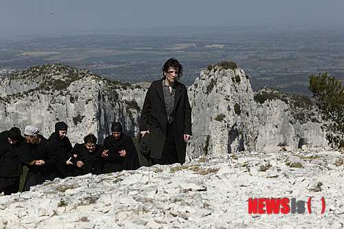 【서울=뉴시스】김태은 문화전문기자 = 24일 개봉한 브루노 뒤농(55) 감독의 프랑스 영화 ‘까미유 끌로델’(Camille Claudel, 1915)은 1988년 발표된 브루노 누이탕(68) 감독의 ‘까미유 끌로델’의 후속편같은 느낌이다. 1988년작이 까미유가 정신병원으로 끌려가는 1913년의 모습으로 막을 내렸다면 2013년작은 그후 30년간을 정신병원에서 나오지 못한 까미유의 1915년의 한때를 그렸다.&nbsp; tekim@newsis.com