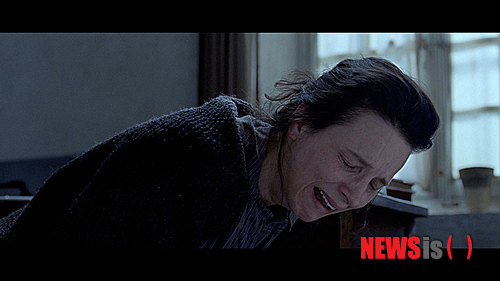 【서울=뉴시스】김태은 문화전문기자 = 24일 개봉한 브루노 뒤농(55) 감독의 프랑스 영화 ‘까미유 끌로델’(Camille Claudel, 1915)은 1988년 발표된 브루노 누이탕(68) 감독의 ‘까미유 끌로델’의 후속편같은 느낌이다. 1988년작이 까미유가 정신병원으로 끌려가는 1913년의 모습으로 막을 내렸다면 2013년작은 그후 30년간을 정신병원에서 나오지 못한 까미유의 1915년의 한때를 그렸다.&nbsp; tekim@newsis.com