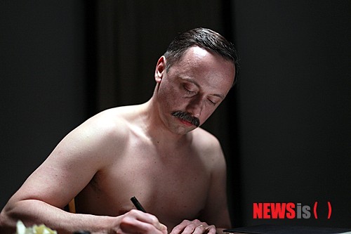 【서울=뉴시스】김태은 문화전문기자 = 24일 개봉한 브루노 뒤농(55) 감독의 프랑스 영화 ‘까미유 끌로델’(Camille Claudel, 1915)은 1988년 발표된 브루노 누이탕(68) 감독의 ‘까미유 끌로델’의 후속편같은 느낌이다. 1988년작이 까미유가 정신병원으로 끌려가는 1913년의 모습으로 막을 내렸다면 2013년작은 그후 30년간을 정신병원에서 나오지 못한 까미유의 1915년의 한때를 그렸다.&nbsp; tekim@newsis.com