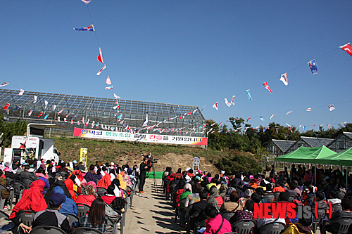 【서울=뉴시스헬스/뉴시스】 인텍코 영농조합 출범식 및 부림농원 버섯 특화단지 조성 선포식에 참석한 조합원들. 임한희 기자 lhh@newsishealth.com