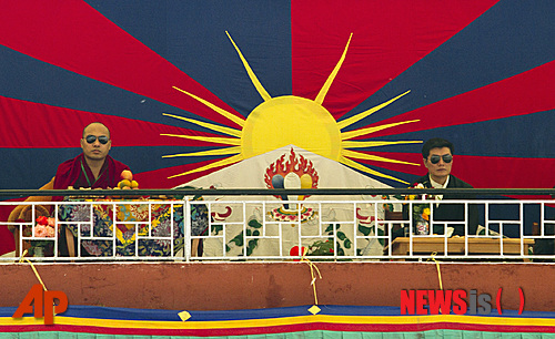 【서울=뉴시스】하도겸 박사의 ‘히말라야 이야기’ <34>&nbsp; 티베트는 국가가 아니므로 국기라고 표현하는 것이 정확하지 않을지도 모른다. 그러나 인도 다람살라에 티베트망명정부가 버젓이 활동하고 있다.&nbsp; * 이 글은 국립민속박물관과 무관합니다.&nbsp; 국립민속박물관 학예연구사 galmun@hanmail.net