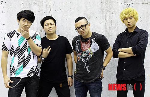 【서울=뉴시스】이재훈 기자 = 보컬 김재국(41)이 이끄는 '타카피'는 펑크 록밴드 1세대다. '크라잉넛', '노브레인'과 함께 홍대앞 인디신의 펑크 기반을 다졌다. 4년 만에 발표한 정규 6집 '본격인생'은 이 팀이 왜 장수하는지를 입증하는 음반이다. realpaper7@newsis.com