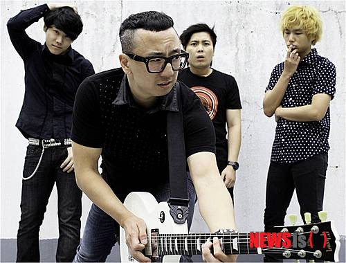 【서울=뉴시스】이재훈 기자 = 보컬 김재국(41)이 이끄는 '타카피'는 펑크 록밴드 1세대다. '크라잉넛', '노브레인'과 함께 홍대앞 인디신의 펑크 기반을 다졌다. 4년 만에 발표한 정규 6집 '본격인생'은 이 팀이 왜 장수하는지를 입증하는 음반이다. realpaper7@newsis.com