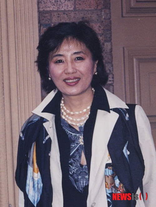 【뉴욕=뉴시스】노창현 특파원 = 미 동부 최초의 한국영화 큐레이터이자 문화기획가로 활약한 한동신 ‘오프워크’ 대표를 추모하는 헌정영화제가 26일 뉴욕 맨해튼 ‘시네마 빌리지 이스트’에서 열린다. 제7회 뉴욕한국영화제(KAFFNY)의 일환으로 마련된 이날 고인이 2008년 기획한 김기덕 회고전의 작품 ‘수취인 불명’이 특별상영된다. 지난 1월 타계한 한동신 대표는 1996년 ‘신상옥, 임권택, 유현목 회고전’, 2002년 ‘신상옥 회고전’, 2004년 ‘임권택 회고전’ 등을 기획해 거장 감독은 물론, 최은희 김지미 고은정 박완서 안숙선 씨 등 쟁쟁한 한인 예술가들을 알리는데 기여했다. 91년 문화기획사 ‘오픈워크’를 설립해 20여년간 북미 지역에 공연, 전시를 기획하고 정기적인 여성포럼을 개최하는 등 독보적인 문화기획가로 활약했다. 2010.10.23. robin@newsis.com