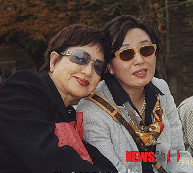 【뉴욕=뉴시스】노창현 특파원 = 미 동부 최초의 한국영화 큐레이터이자 문화기획가로 활약한 한동신 ‘오프워크’ 대표를 추모하는 헌정영화제가 26일 뉴욕 맨해튼 ‘시네마 빌리지 이스트’에서 열린다. 제7회 뉴욕한국영화제(KAFFNY)의 일환으로 마련된 이날 고인이 2008년 기획한 김기덕 회고전의 작품 ‘수취인 불명’이 특별상영된다. 한동신 대표는 1996년 ‘신상옥, 임권택, 유현목 회고전’, 2002년 ‘신상옥 회고전’, 2004년 ‘임권택 회고전’ 등을 기획해 거장 감독은 물론, 최은희 김지미 고은정 박완서 안숙선 씨 등 쟁쟁한 한인 예술가들을 알리는데 기여했다. 91년 문화기획사 ‘오픈워크’를 설립해 20여년간 북미 지역에 공연, 전시를 기획하고 정기적인 여성포럼을 개최하는 등 독보적인 문화기획가로 활약했다. 사진은 최은희 씨와 함께 한 한동신 대표. 2010.10.23. robin@newsis.com