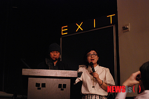 【뉴욕=뉴시스】노창현 특파원 = 미 동부 최초의 한국영화 큐레이터이자 문화기획가로 활약한 한동신 ‘오프워크’ 대표를 추모하는 헌정영화제가 26일 뉴욕 맨해튼 ‘시네마 빌리지 이스트’에서 열린다. 제7회 뉴욕한국영화제(KAFFNY)의 일환으로 마련된 이날 고인이 2008년 기획한 김기덕 회고전의 작품 ‘수취인 불명’이 특별상영된다. 한동신 대표는 MoMA(뉴욕현대미술관)에서 1996년 ‘신상옥, 임권택, 유현목 회고전’, 2002년 ‘신상옥 회고전’, 2004년 ‘임권택 회고전’ 등을 기획해 거장 감독은 물론, 최은희 김지미 고은정 박완서 안숙선 씨 등 쟁쟁한 한인 예술가들을 알리는데 기여했다. 91년 문화기획사 ‘오픈워크’를 설립해 20여년간 북미 지역에 공연, 전시를 기획하고 정기적인 여성포럼을 개최하는 등 독보적인 문화기획가로 활약했다. 사진은 MoMA에서 김기덕 회고전에서 김기덕감독을 소개하는 한동신 대표. 2010.10.23. robin@newsis.com