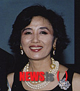 【뉴욕=뉴시스】노창현 특파원 = 미 동부 최초의 한국영화 큐레이터이자 문화기획가로 활약한 한동신 ‘오프워크’ 대표를 추모하는 헌정영화제가 26일 뉴욕 맨해튼 ‘시네마 빌리지 이스트’에서 열린다. 제7회 뉴욕한국영화제(KAFFNY)의 일환으로 마련된 이날 고인이 2008년 기획한 김기덕 회고전의 작품 ‘수취인 불명’이 특별상영된다. 한동신 대표는 1996년 MoMA(뉴욕현대미술관)에서 열린 ‘신상옥, 임권택, 유현목 회고전’, 2002년 ‘신상옥 회고전’, 2004년 ‘임권택 회고전’ 등을 기획해 거장 감독은 물론, 최은희 김지미 고은정 박완서 안숙선 씨 등 쟁쟁한 한인 예술가들을 알리는데 기여했다. 91년 문화기획사 ‘오픈워크’를 설립해 20여년간 북미 지역에 공연, 전시를 기획하고 정기적인 여성포럼을 개최하는 등 독보적인 문화기획가로 활약했다. 2010.10.23. robin@newsis.com