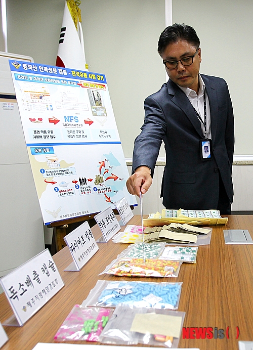 【제주=뉴시스】강재남 기자 = 24일 오전 제주해양경찰청 1층 회의실에서 중국산 인육성분 캡슐 전국 유통사범 검거 브리핑이 열리고 있다. 2013.10.24. hynikos@newsis.com