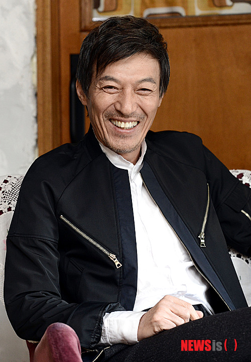 【서울=뉴시스】홍찬선 기자 = 영화 '공범(감독 국동석)'에서 정순만 역으로 열연한 배우 김갑수가 서울 종로구 통인동의 한 카페에서 인터뷰를 하고 있다. 2013.10.24.&nbsp;&nbsp; mania@newsis.com 