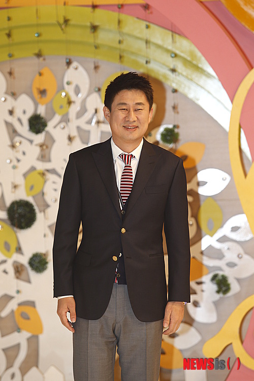 【서울=뉴시스】오제일 기자 = "커밍아웃까지는 아니더라도 이제는 북한에서 왔다고 말할 수 있는 분위기가 됐으면 좋겠습니다."&nbsp; 종합편성채널 채널A 예능프로그램 '이제 만나러 갑니다'가 방송 100회를 맞이했다. 종편 출범 사흘 후인 2011년 12월4일 첫 방송된 종편 최장수 프로그램이다. 죽을 고비를 수차례 넘기고 대한민국에 정착한 탈북 여성들이 출연, 북의 일상과 실상을 이야기해왔다.&nbsp; 개그맨 남희석(42)이 첫회부터 프로그램을 끌어왔다. 그리고 최근에서야 프로그램 밖에서 본인이 탈북자라고 밝히는 사람을 만났다. "이 프로그램 하면서 우리집 옆 고깃집에서 일하는 분이 본인이 북한 출신이라고 말씀하셨어요. 그동안 연변 출신이라고만 했거든요."&nbsp; "탈북자가 2만5000명이라고 하는데 저는 만난 적이 없었어요. 그런데 주변에 그런 분들이 많았던 거에요. 그분들은 '강원도 출신이다' '조선족이다'라고 속여온 거에요."&nbsp; 남희석은 용기를 내 털어놓는 탈북자들의 고난사를 들으며 '힘들어 죽겠다' '배고파 죽겠다'는 말을 줄였다. 음식을 남기는 주변인들에게 타박도 준다. "이분들은 여섯 번 이상 죽을 고비를 넘긴 분들이에요. 삶에 대한 의지가 강한 분들입니다."&nbsp; 2012년 7월부터 프로그램에 가세한 탤런트 강성연(37)도 마찬가지다. "탈북자들이 우리와 많이 다를 거라고 생각했어요. 물론 다르죠. 하지만 하나의 뿌리라는 생각이 들어요. 배울 점도 많아요. 녹화 전에 이분들 보고 나면 정신이 차려지는 박하사탕을 먹는 기분이 들어요."&nbsp; 쥐를 맛있게 먹었다는 이야기, 탈북과정에서 겪은 죽을 고비 등 상상할 수조차 없는 이야기에 울기도 많이 울었다. "첫 녹화 끝나고 나서 제작진에게 힘들어서 못 할 것 같다고 이야기했어요. 그 마음을 감당할 수 없었어요."&nbsp; 탈북미녀들이 전하는 북한이야기는 두 MC와 우리나라 사람들뿐 아니라 탈북자들에게도 메시지를 줬다. 함경북도 무산 출신으로 평양 예술단원으로 활동 중인 신은하(27)씨와 함경북도 회령 출신으로 쇼핑몰을 운영하고 있는 김아라(23)씨가 그렇다.&nbsp; "통일에 대한 관심이 없었어요. 저는 떠나왔으니까 '내 일이 아니다' '남한에서 잘 살면 끝'이라고 생각했죠. 지금은 통일을 앞당기는 데 역할을 하고 있다는 생각에 기분 좋습니다"(신은하), "저도 통일에 관심이 없었어요. 방송을 보면 남한 사람들도 북한 사람들과 통일에 관심이 있는데 저는 그동안 너무 숨어만 있지 않았느냐라는 생각이 들었어요. 저를 독려하는 계기가 됐습니다."(김아라)&nbsp; '이제 만나러 갑니다'는 이 같은 역할을 인정받아 남북관계 관련 방송프로그램 최초로 통일부장관 표창을 받았다. 사단법인 일천만이산가족위원회가 주관하는 통일방송대상, 제3회 서재필언론문화상 등으로도 선정됐다.&nbsp; "시청자들이 프로그램을 보고 저처럼 몰랐던, 혹은 모르고 싶었던 북한에 대해 마음을 열었으면 좋겠어요. 남한에 적응 못 하고 있던 탈북자들은 방송에 출연하는 탈북자들의 성공스토리, 위로의 목소리를 들으며 힘을 냈으면 좋겠습니다."(강성연)&nbsp; 100회 특집은 남희석, 강성연 두 MC를 비롯해 신은하, 김아라, 최광혁 등 27명의 출연자가 함께한다. 박상민, 최진희, 태진아 등 초대가수들도 함께한다. 11월10일 밤 11시에 방송된다.&nbsp; kafka@newsis.com