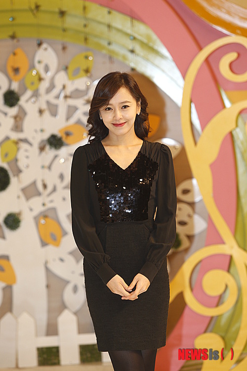 【서울=뉴시스】오제일 기자 = "커밍아웃까지는 아니더라도 이제는 북한에서 왔다고 말할 수 있는 분위기가 됐으면 좋겠습니다."&nbsp; 종합편성채널 채널A 예능프로그램 '이제 만나러 갑니다'가 방송 100회를 맞이했다. 종편 출범 사흘 후인 2011년 12월4일 첫 방송된 종편 최장수 프로그램이다. 죽을 고비를 수차례 넘기고 대한민국에 정착한 탈북 여성들이 출연, 북의 일상과 실상을 이야기해왔다.&nbsp; 개그맨 남희석(42)이 첫회부터 프로그램을 끌어왔다. 그리고 최근에서야 프로그램 밖에서 본인이 탈북자라고 밝히는 사람을 만났다. "이 프로그램 하면서 우리집 옆 고깃집에서 일하는 분이 본인이 북한 출신이라고 말씀하셨어요. 그동안 연변 출신이라고만 했거든요."&nbsp; "탈북자가 2만5000명이라고 하는데 저는 만난 적이 없었어요. 그런데 주변에 그런 분들이 많았던 거에요. 그분들은 '강원도 출신이다' '조선족이다'라고 속여온 거에요."&nbsp; 남희석은 용기를 내 털어놓는 탈북자들의 고난사를 들으며 '힘들어 죽겠다' '배고파 죽겠다'는 말을 줄였다. 음식을 남기는 주변인들에게 타박도 준다. "이분들은 여섯 번 이상 죽을 고비를 넘긴 분들이에요. 삶에 대한 의지가 강한 분들입니다."&nbsp; 2012년 7월부터 프로그램에 가세한 탤런트 강성연(37)도 마찬가지다. "탈북자들이 우리와 많이 다를 거라고 생각했어요. 물론 다르죠. 하지만 하나의 뿌리라는 생각이 들어요. 배울 점도 많아요. 녹화 전에 이분들 보고 나면 정신이 차려지는 박하사탕을 먹는 기분이 들어요."&nbsp; 쥐를 맛있게 먹었다는 이야기, 탈북과정에서 겪은 죽을 고비 등 상상할 수조차 없는 이야기에 울기도 많이 울었다. "첫 녹화 끝나고 나서 제작진에게 힘들어서 못 할 것 같다고 이야기했어요. 그 마음을 감당할 수 없었어요."&nbsp; 탈북미녀들이 전하는 북한이야기는 두 MC와 우리나라 사람들뿐 아니라 탈북자들에게도 메시지를 줬다. 함경북도 무산 출신으로 평양 예술단원으로 활동 중인 신은하(27)씨와 함경북도 회령 출신으로 쇼핑몰을 운영하고 있는 김아라(23)씨가 그렇다.&nbsp; "통일에 대한 관심이 없었어요. 저는 떠나왔으니까 '내 일이 아니다' '남한에서 잘 살면 끝'이라고 생각했죠. 지금은 통일을 앞당기는 데 역할을 하고 있다는 생각에 기분 좋습니다"(신은하), "저도 통일에 관심이 없었어요. 방송을 보면 남한 사람들도 북한 사람들과 통일에 관심이 있는데 저는 그동안 너무 숨어만 있지 않았느냐라는 생각이 들었어요. 저를 독려하는 계기가 됐습니다."(김아라)&nbsp; '이제 만나러 갑니다'는 이 같은 역할을 인정받아 남북관계 관련 방송프로그램 최초로 통일부장관 표창을 받았다. 사단법인 일천만이산가족위원회가 주관하는 통일방송대상, 제3회 서재필언론문화상 등으로도 선정됐다.&nbsp; "시청자들이 프로그램을 보고 저처럼 몰랐던, 혹은 모르고 싶었던 북한에 대해 마음을 열었으면 좋겠어요. 남한에 적응 못 하고 있던 탈북자들은 방송에 출연하는 탈북자들의 성공스토리, 위로의 목소리를 들으며 힘을 냈으면 좋겠습니다."(강성연)&nbsp; 100회 특집은 남희석, 강성연 두 MC를 비롯해 신은하, 김아라, 최광혁 등 27명의 출연자가 함께한다. 박상민, 최진희, 태진아 등 초대가수들도 함께한다. 11월10일 밤 11시에 방송된다.&nbsp; kafka@newsis.com