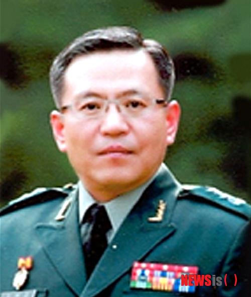 【서울=뉴시스】국방부는 25일 2013년도 후반기 장관급 장교 인사를 발표했다. 사진은 합동참모차장에 임명된 육군중장 김현집(육사 36, 56세). 2013.10.25. (사진=국방부 제공)&nbsp; photo@newsis.com