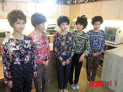 【서울=뉴시스】이재훈 기자 = 그룹 '크레용팝'(금미·엘린·초아·웨이·소율)이 데뷔 1년여 만에 여는 첫 콘서트를 무료로 진행한다. 매니지먼트사 크롬엔터테인먼트에 따르면, 크레용팝은 30일 오후 9시30분 서울 상암동 누리꿈스퀘어에서 펼치는 '1st 팝콘 인 서울'로 팬들을 초대한다. '팝콘(POPCON)'은 크레용팝(Crayon Pop)과 콘서트(Concert)를 합친 말이다. 크레용팝만의 콘서트를 가리키는 고유 브랜드다. 크롬 관계자는 "팬들의 사랑에 보답하고, 보다 많은 분들이 크레용팝의 공연을 즐겨주길 바라는 마음"이라고 알렸다. 크레용팝은 이번 공연에서 4번째 싱글 '빠빠빠'를 비롯해 '새터데이 나이트' '댄싱퀸', '빙 빙' 등을 들려준다. '빠빠빠'를 작곡한 김유민의 신곡에 피처링으로 참여한 멤버 초아와 웨이는 김씨와 한 무대도 꾸민다. 아줌마 분장으로 나서는 '팝줌마'(크레용팝+아줌마) 콘셉트도 공개한다. 래퍼 범키, 그룹 '백퍼센트'와 '마이네임' '더 씨야' 등이 게스트로 등장한다. 범키는 크레용팝의 엘린과 뮤직비디오에서 연기로 호흡을 맞췃다. 크레용팝 멤버를 발탁하는 오디션 심사에 참여한 데 이어 멤버들의 보컬 트레이닝도 담당한 인연이 있다. 이날 콘서트는 11월12일 오후 11시 케이블채널 MBC뮤직을 통해 방송된다. realpaper7@newsis.com