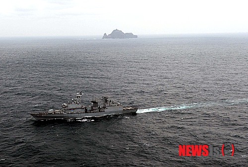 【서울=뉴시스】2013년 10월25일 오전 독도 인근 해상에서 실시한 독도방어 훈련에서 해군 구축함 광개토대왕함이 극우단체 민간선박의 영해 침범 저지를 위한 기동훈련을 하고 있다. 2019.08.25. (사진=해군 제공) photo@newsis.com