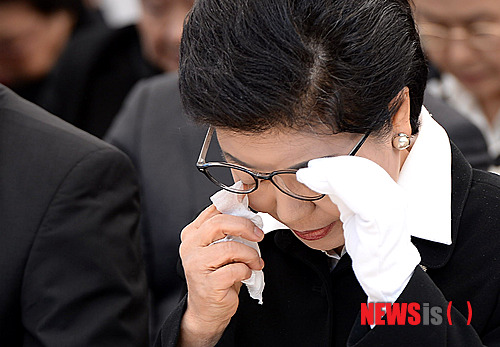 【서울=뉴시스】서재훈 기자 = 박정희 전 대통령 34주기 추도식이 26일 오전 국립서울현충원 박 전 대통령 묘소에서 열린 가운데 둘째 딸인 박근령씨가 추도사를 듣던 도중 눈물을 닦고 있다. 2013.10.26. jhseo@newsis.com