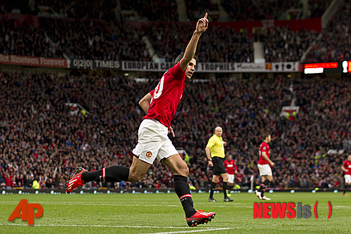 【맨체스터=AP/뉴시스】맨체스터 유나이티드의 스트라이커 로빈 판 페르시가 지난 10월26일(한국시간) 오후 11시부터 영국 맨체스터 올드 트래포드 스타디움에서 열린 스토크 시티와의 잉글랜드 프리미어 리그(EPL) 9라운드 홈경기에서 1-1 동점골을 터뜨린 뒤 기뻐하고 있다. 맨유가 3-2로 역전승했다. 판 페르시는 부상으로 19일 스토크와의 캐피털 원 컵 8강 원정경기에 결장한다.